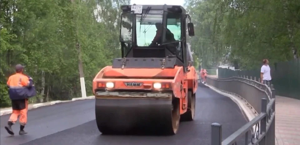 Улица Ломоносова соединяет старую и новую части города. Скрин видео.