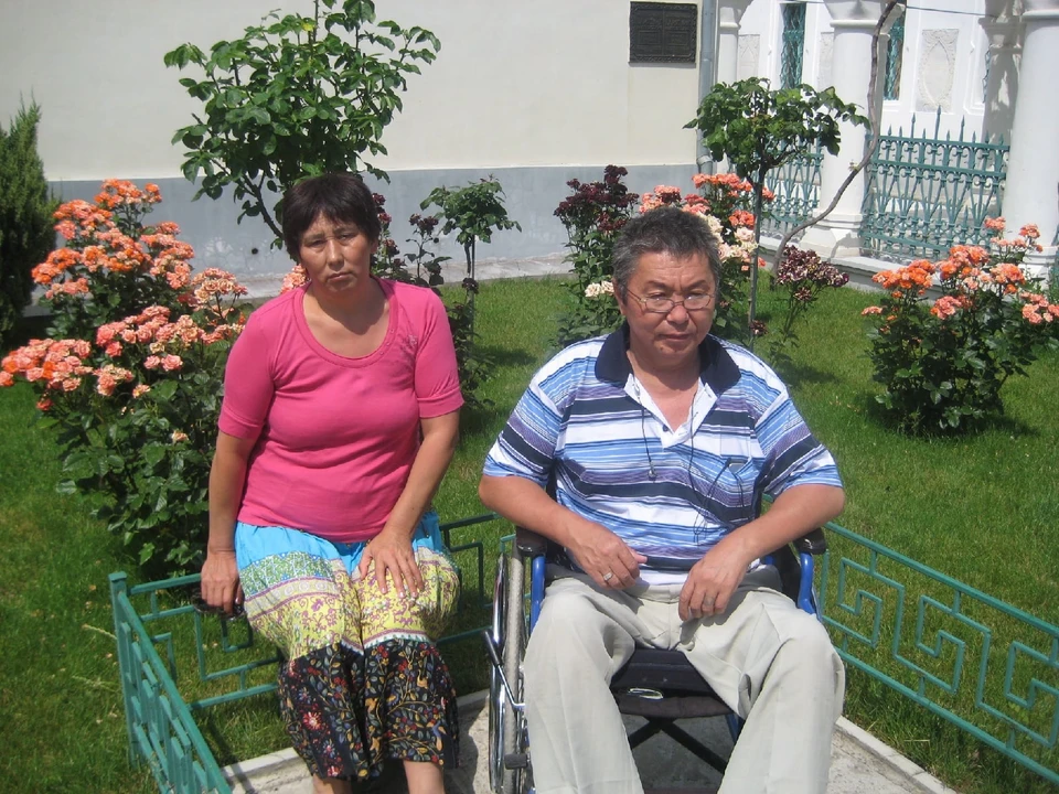 После падения на коляске с пандуса Амангельды Ахметов находится в тяжелом состоянии.