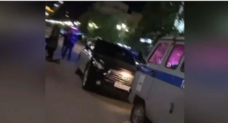 Автомобили полицейских заблокировали проезд, чтобы нарушитель не скрылся. Кадр с видео: Наш челябинск/vk.com