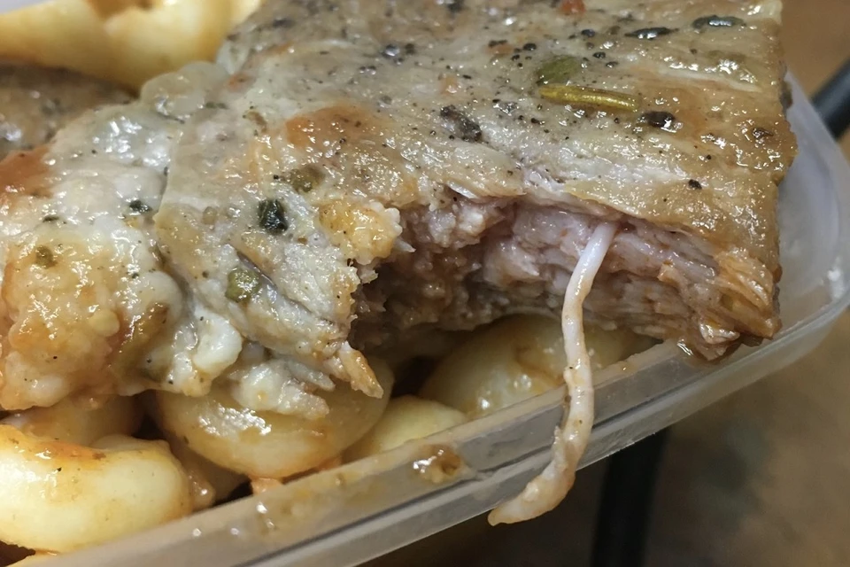 Петербуржец нашел червяка в купленном мясе. Фото: vk.com/spb_today_unreleased