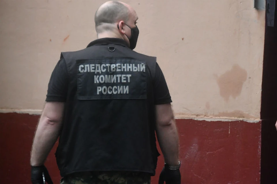 Следователи составляют фоторобот преступника.