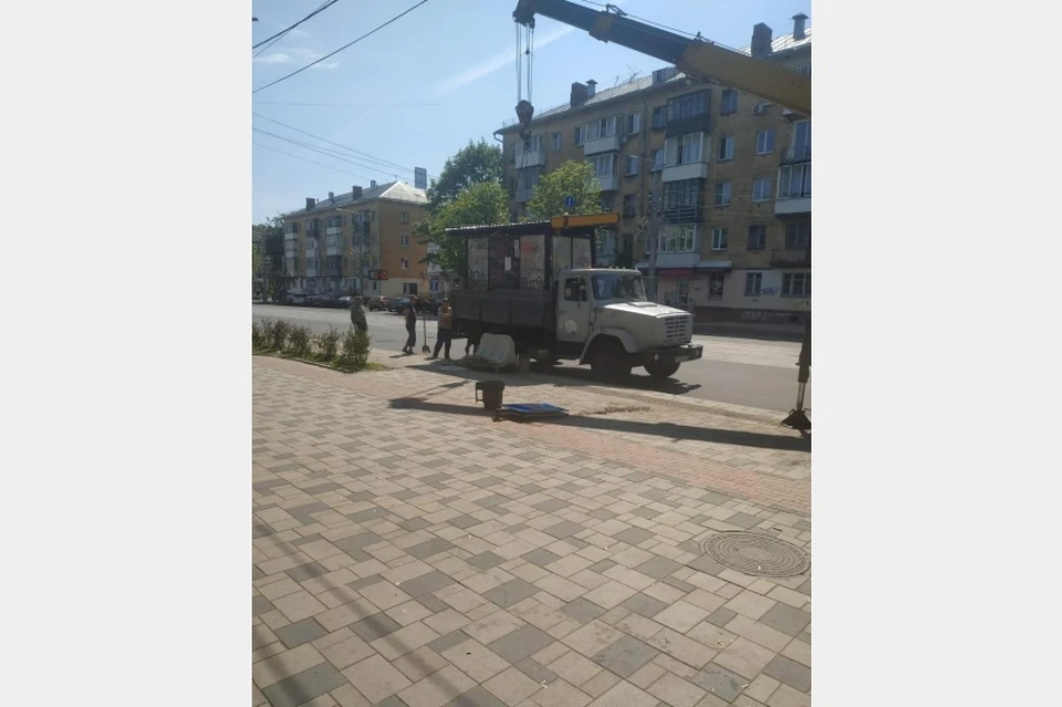 На улице Николаева демонтировали остановку. Фото: Пресс-служба городской администрации.