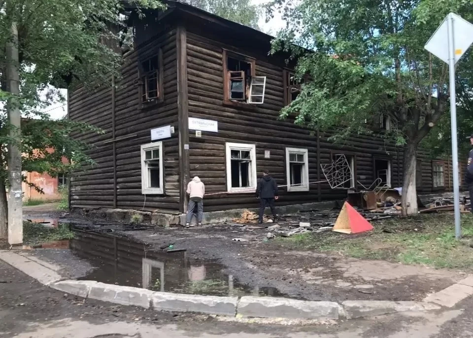 Пожар в этом доме вспыхнул 9 июня 2021 года. Фото: admkirov.ru