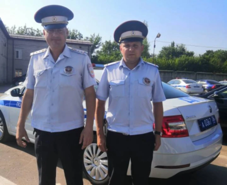Богдан Мануковский (слева) и Николай Кравцов спасли отца маленьких детей от смерти.