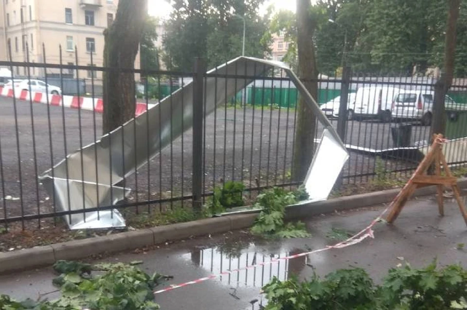Кусок металлического листа рухнул с дома во время ливня в Петербурге