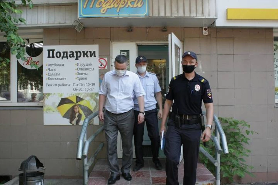 Чиновники и полицейские проверили как представители бизнеса исполняют требования Роспотребнадзора. Фото: admkirov.ru