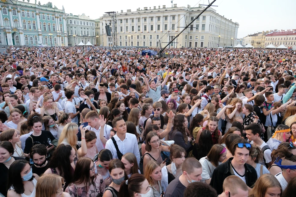 Почему много народу. Алые паруса 2021 в Санкт-Петербурге. Петербург Алые паруса 2021. Алые паруса Питер 2021. Праздник Алые паруса в Санкт-Петербурге 2021.