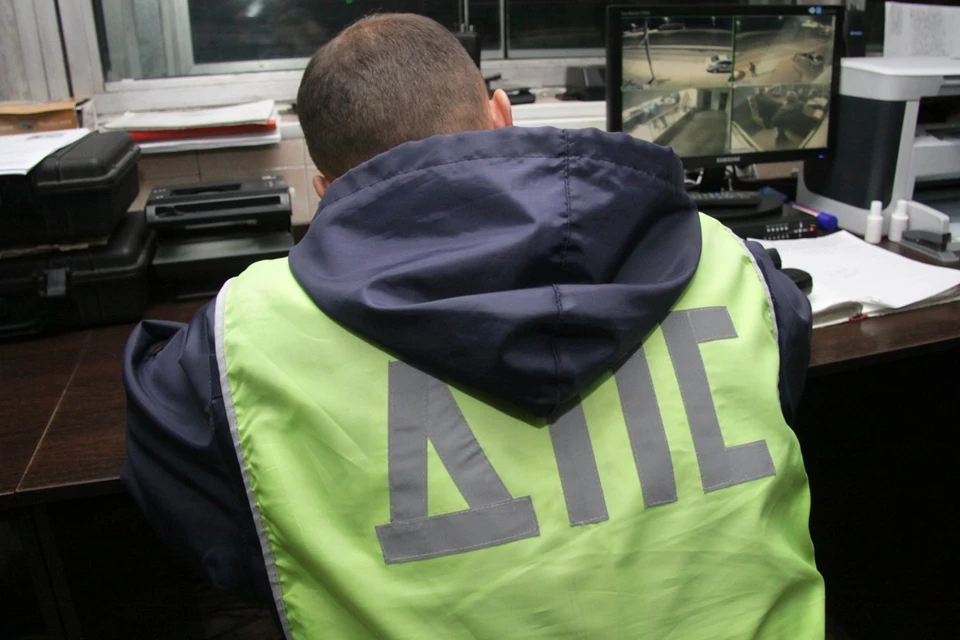 Полицейские проводят проверку по факту этой аварии