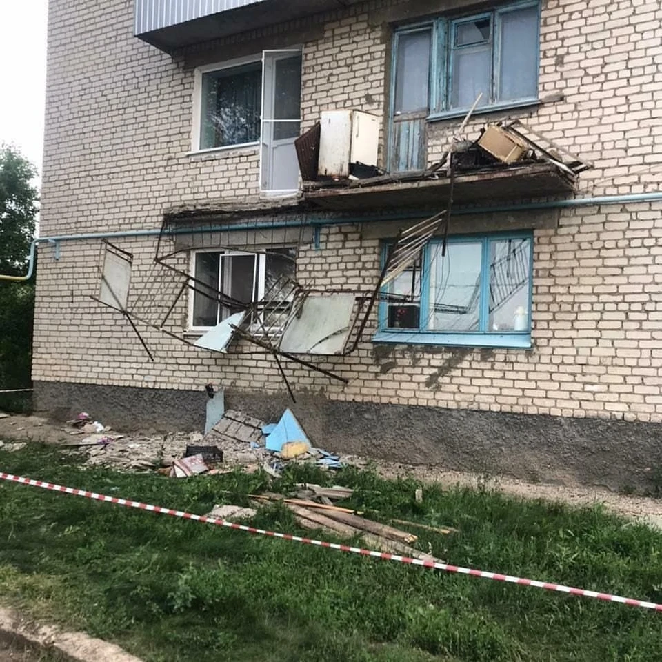 В Вольском районе балкон в доме обрушился вместе с людьми