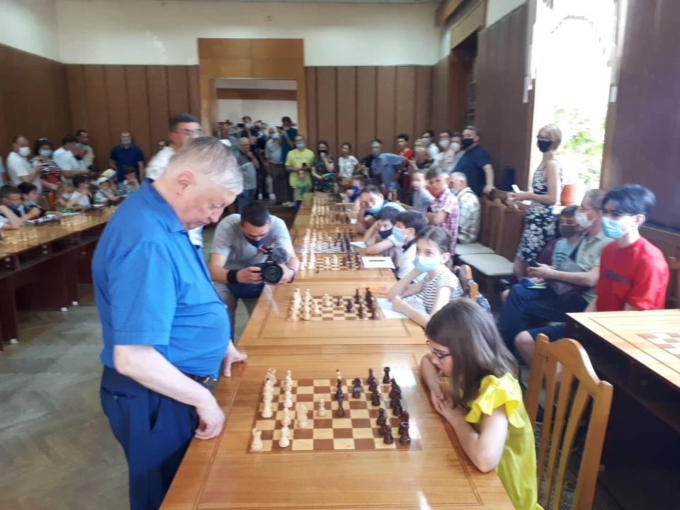 Анатолий Карпов против маленькой Софьи.