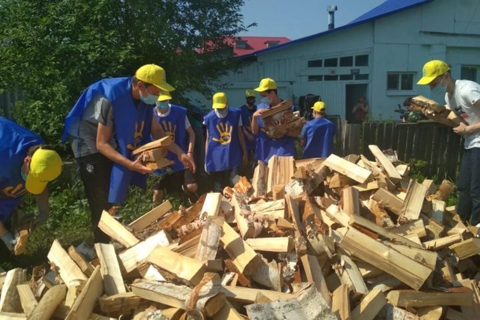 Сложить дрова в кладку пенсионерке помогли волонтеры. Фото: со страницы Александра Устинова, мэра Краснотурьинска