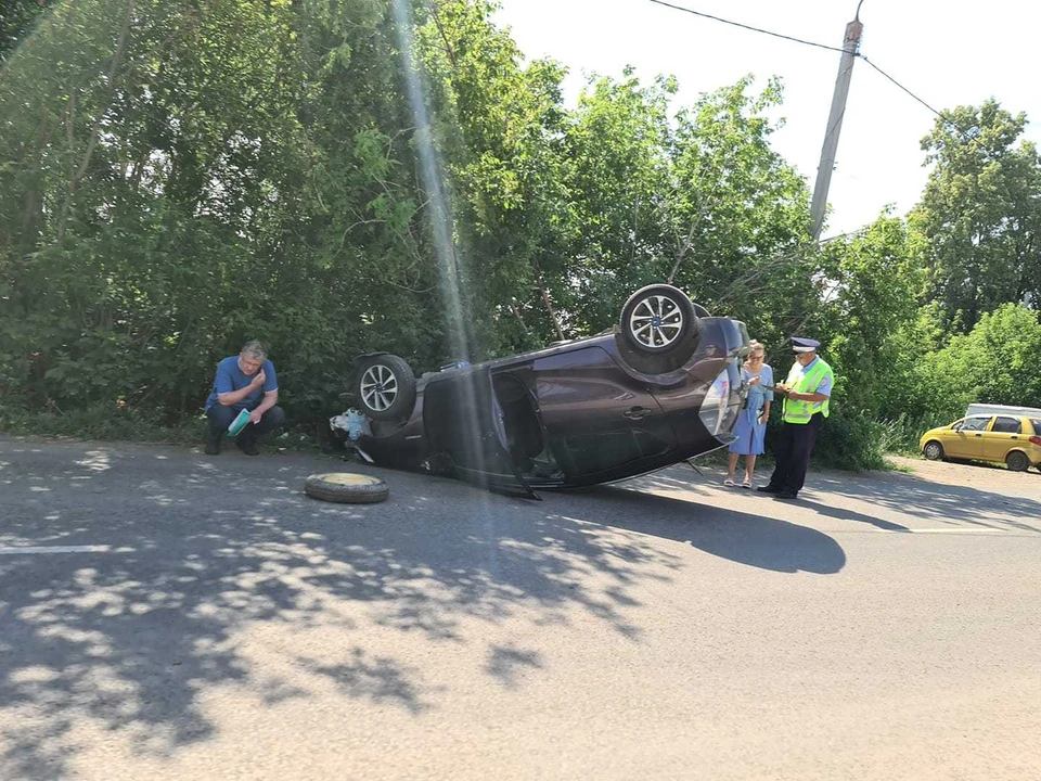 Машина получила повреждения, но водитель остался цел. Фото: Илья Ройтенберг/facebook.com