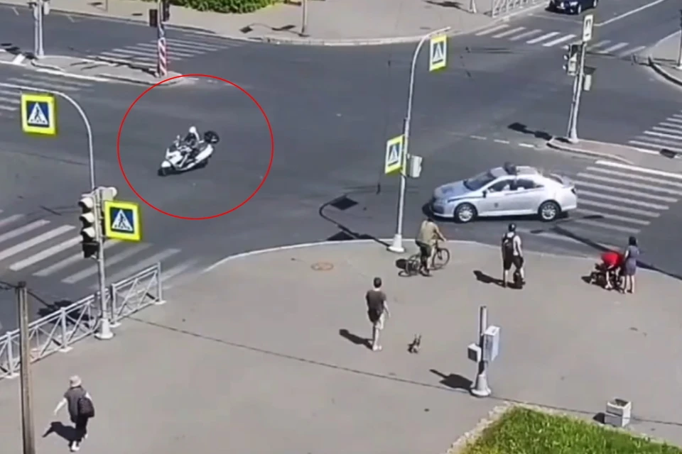 В Петербурге гонщик на скутере на протяжении нескольких километров скрывался от полиции. Фото: СОЦСЕТИ