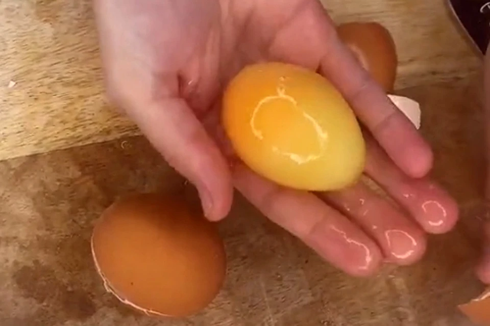 Весь секрет заключается в том, что яйца предварительно помещаются в морозильник