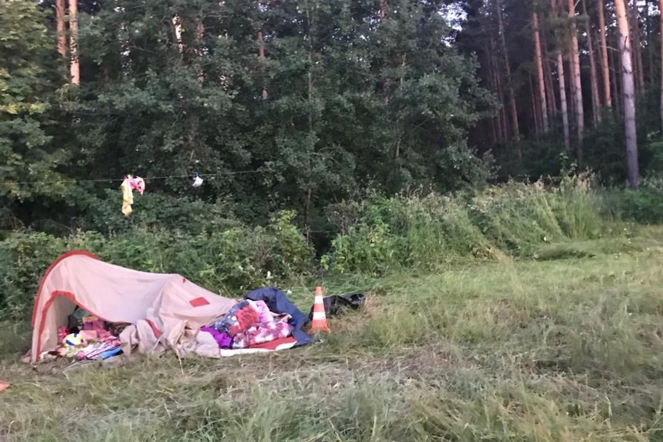 Две девочки пострадали, после того как на палатку наехал кроссовер, а их мама погибла. Фото: ГУ МВД по НСО