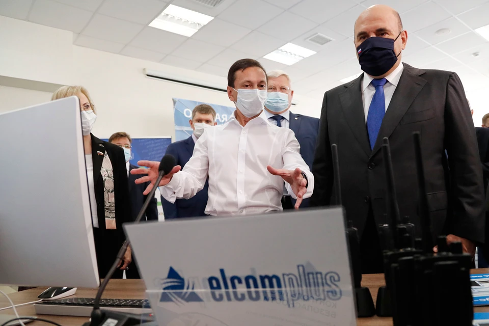 Мишустин ознакомился с разработками компаний-резидентов и припомнил, как работал над созданием особых экономических зон в России. Фото: Дмитрий Астахов/POOL/ТАСС