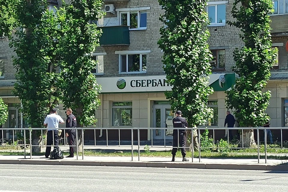 Молодой мужчина зашел со взрывным устройством в сумке в отделение Сбербанка, взял в заложники людей и потребовал 15 миллионов рублей.