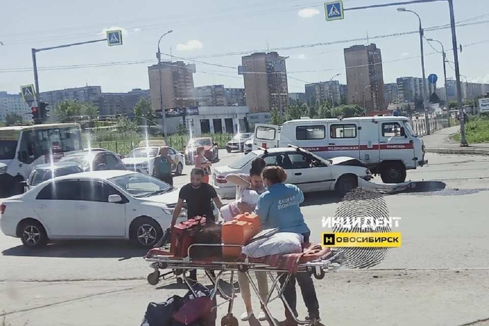 В Новосибирске «скорая помощь», перевозившая мать с младенцем, столкнулась с иномаркой. Фото: "Инцидент Новосибирск".