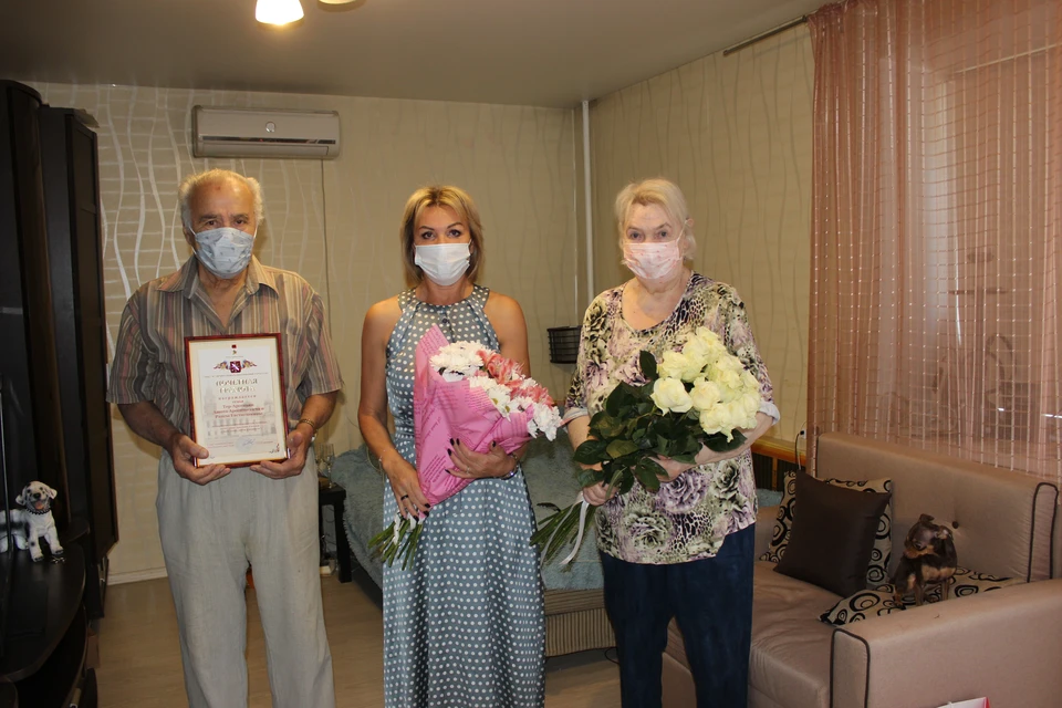 В День семьи, любви и верности супругов Тер-Арсеньян поздравила мэр Тулы Ольга Слюсарева.