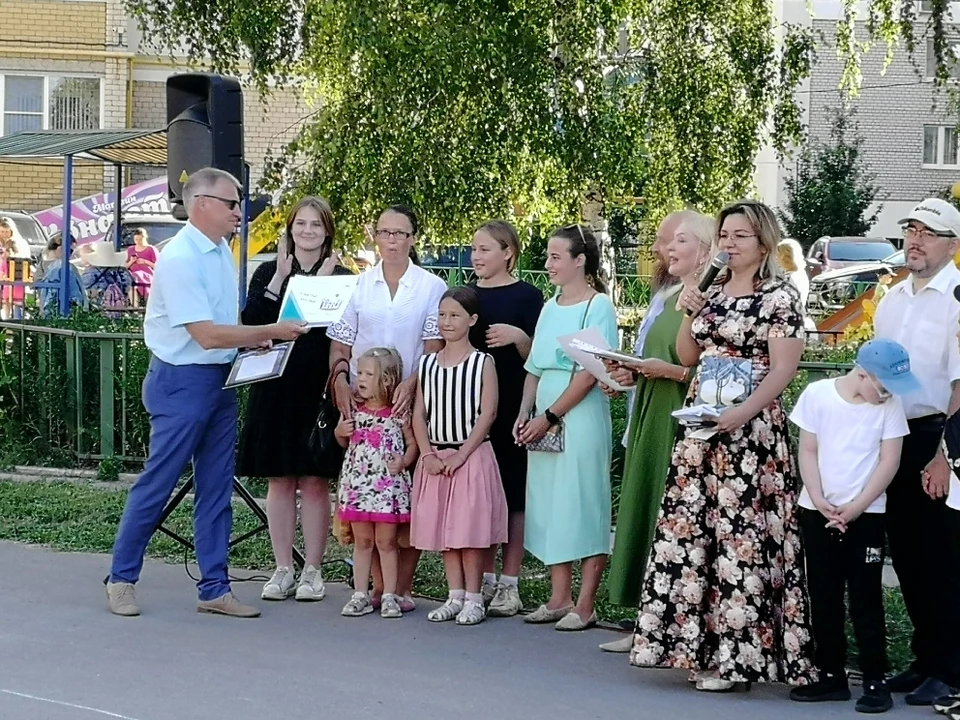 Геннадий Дронов вручает сертификат победителю.