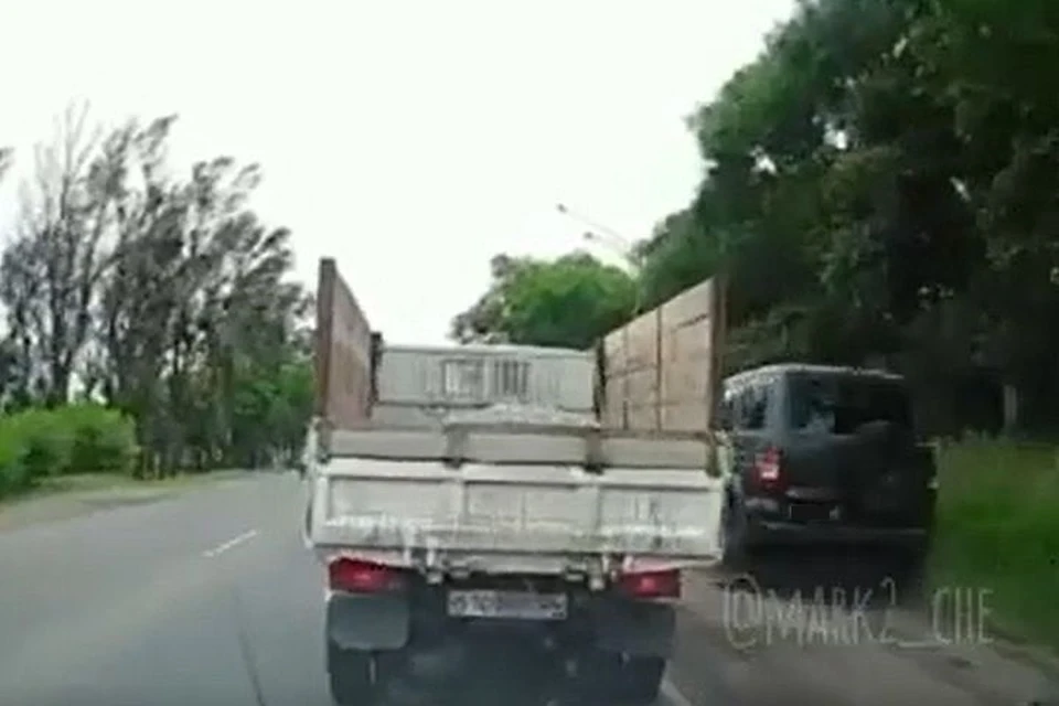 Передвижение по обочине многим пришлось не по нраву.