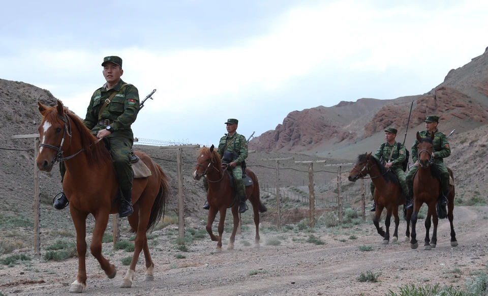 Конный наряд нес службу вдоль кыргызско-таджикской границы, когда подвергся нападению (Фото: иллюстративное).