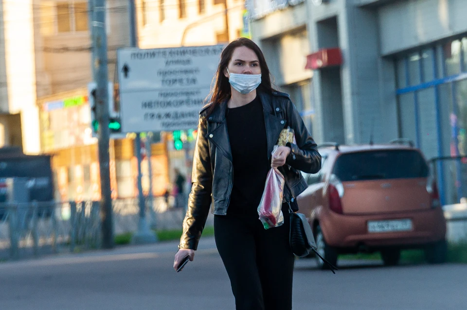 Людей в масках в последнее время на улицах Петербурга становится все меньше.