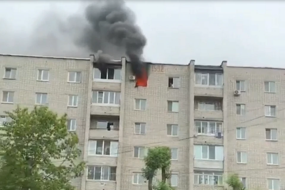 Квартира полыхает на шестом этаже жилого дома