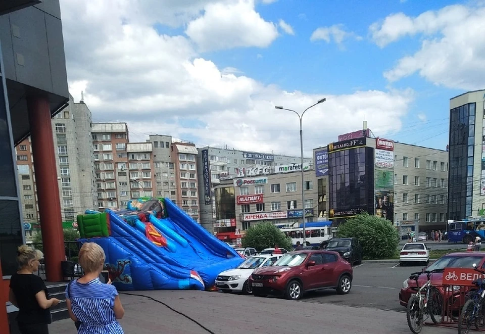 В момент полета батут, к счастью, оказался пустым.