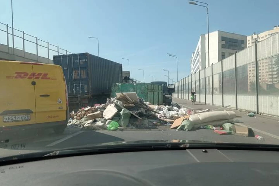 Гора мусора перекрыла съезд с Дунайского проспекта в Петербурге