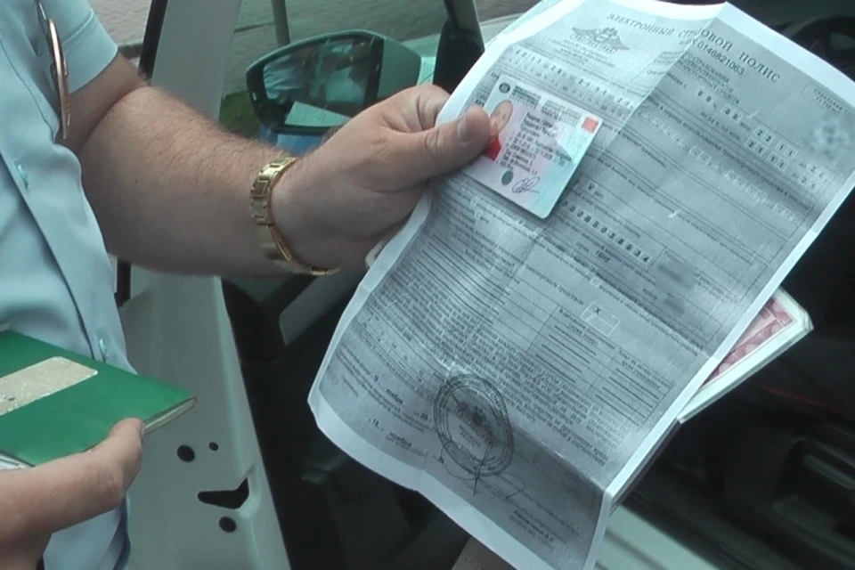 В Брянске четыре маршрутчика с фальшивыми правами перевозили пассажиров.