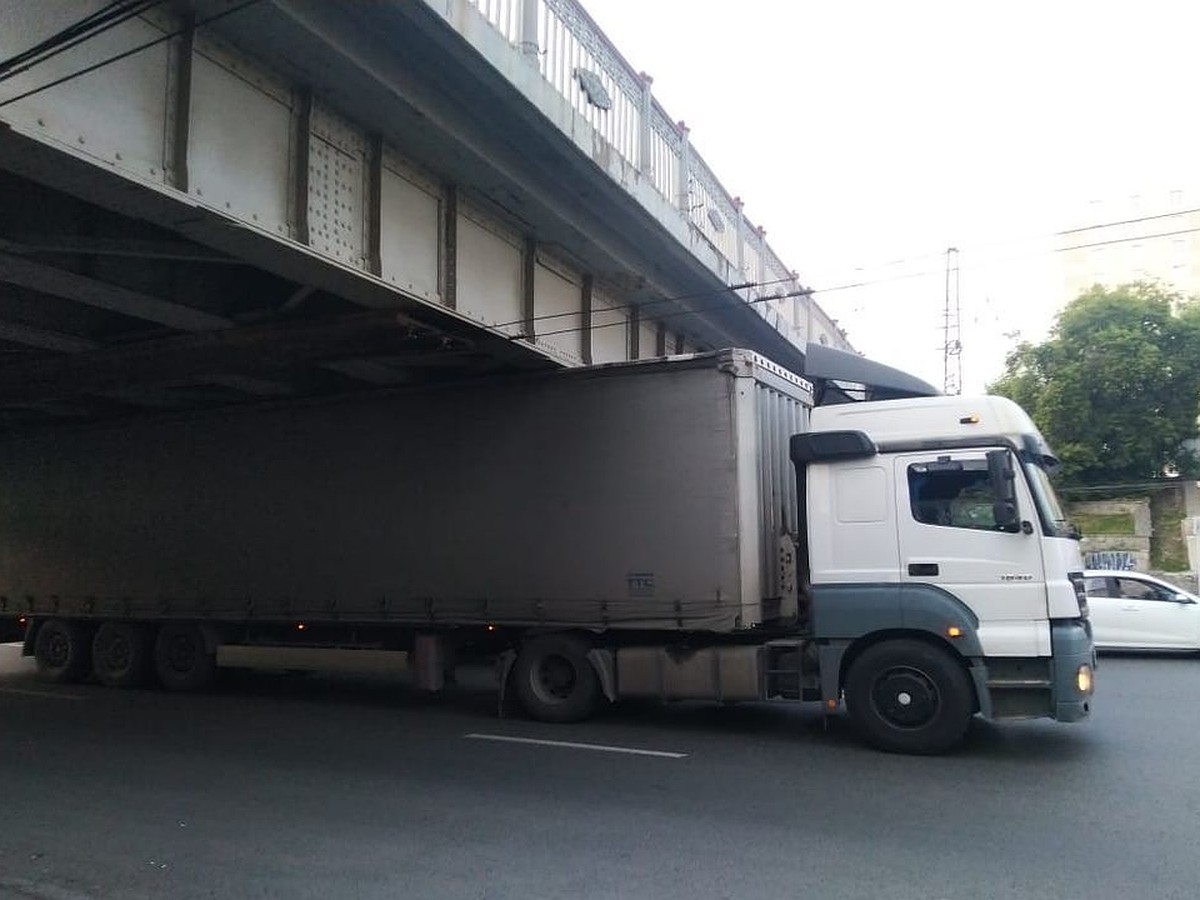 В Новосибирске очередная фура застряла под мостом возле метро Гагаринская -  KP.RU