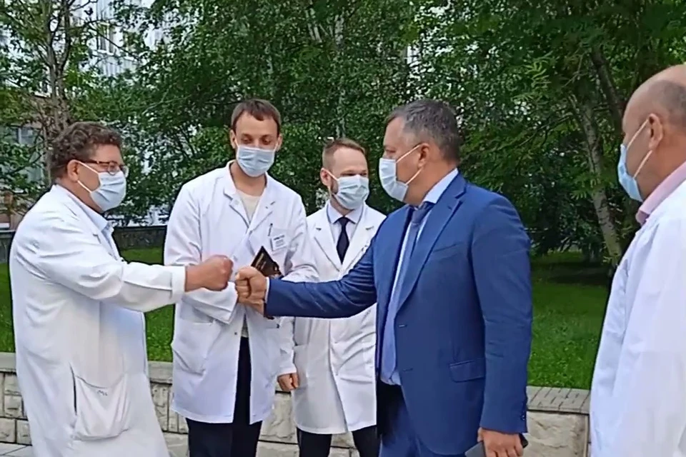 Готовность коронавирусного госпиталя обсудили губернатор Приангарья Игорь Кобзев и главврач больницы Петр Дудин. Фото: пресс-служба правительства Иркутской области.