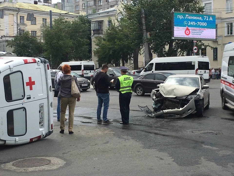 От удара машина скорой оказалась на боку.