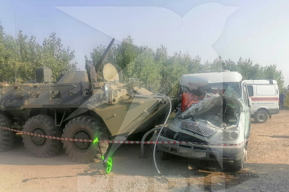 Основной удар БТР пришелся в кабину маршрутки с правой стороны