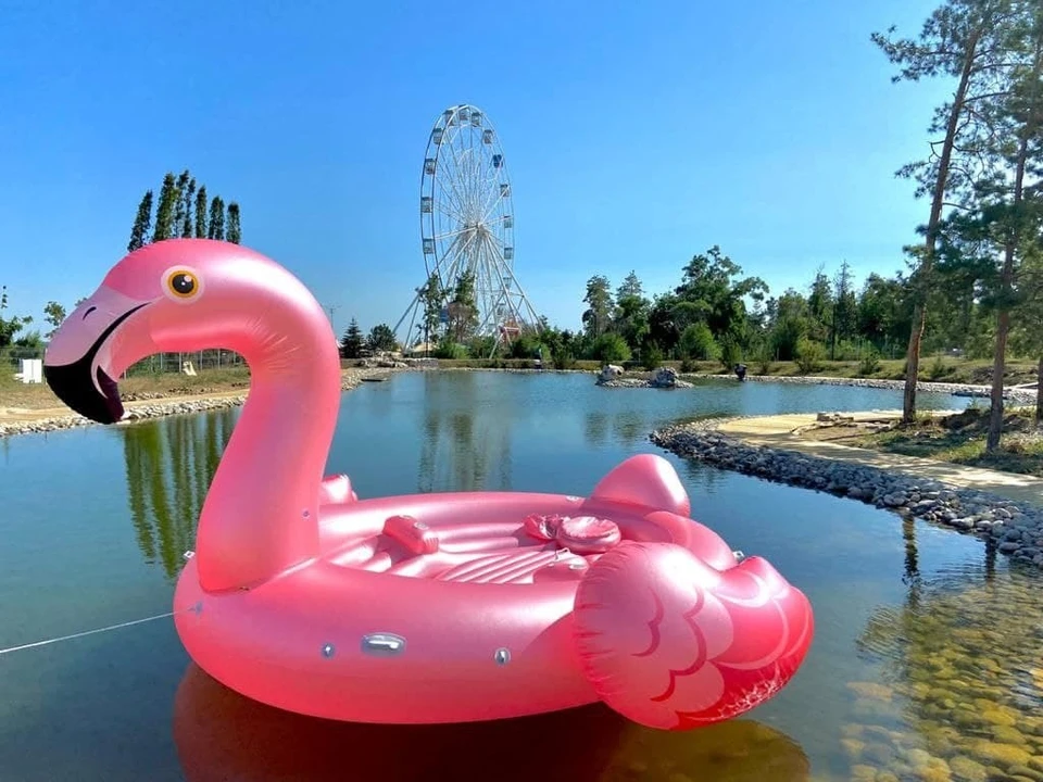 На надувном фламинго одновременно смогут плавать четыре человека. Фото: Администрация ЦПКиО.