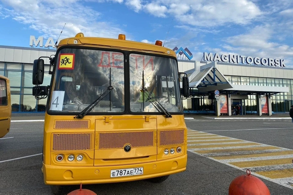 В аэропорт путешественники прибыли на автобусе, в сопровождении полиции. Фото: gubernator74.ru