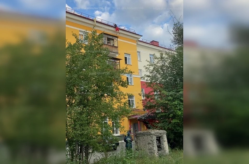 Мужчина долго висел на крыше, зацепившись руками Фото: Инцидент Первоуральск