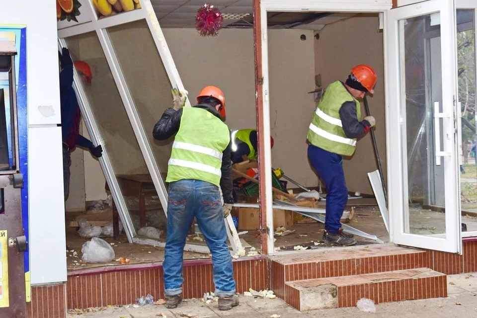 Рабочие демонтируют самовольно размещенный нестационарный торговый объект. Фото: пресс-служба администрации Симферополя.