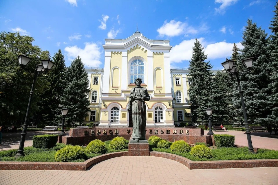 Памятник первой учительнице. Фото: СКФУ