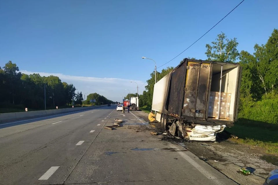 Иномарка залетела под грузовик и вспыхнула. Фото: ГИБДД по НСО