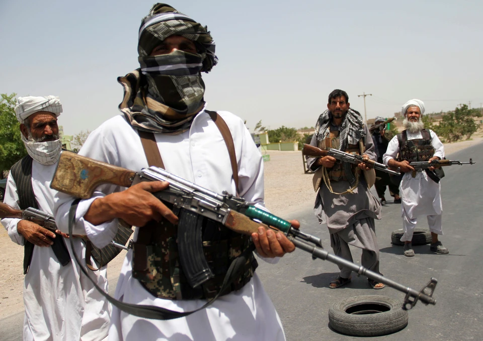 Бывшие моджахеды оказывают военную поддержку афганским силам в борьбе против талибов на окраине провинции Герат.