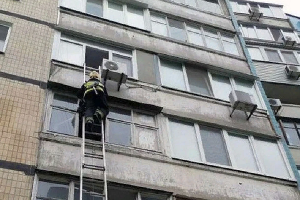 В одну из квартир спасатели попали через балкон, на который забрались по трехколенной лестнице. Фото: МЧС ЛНР