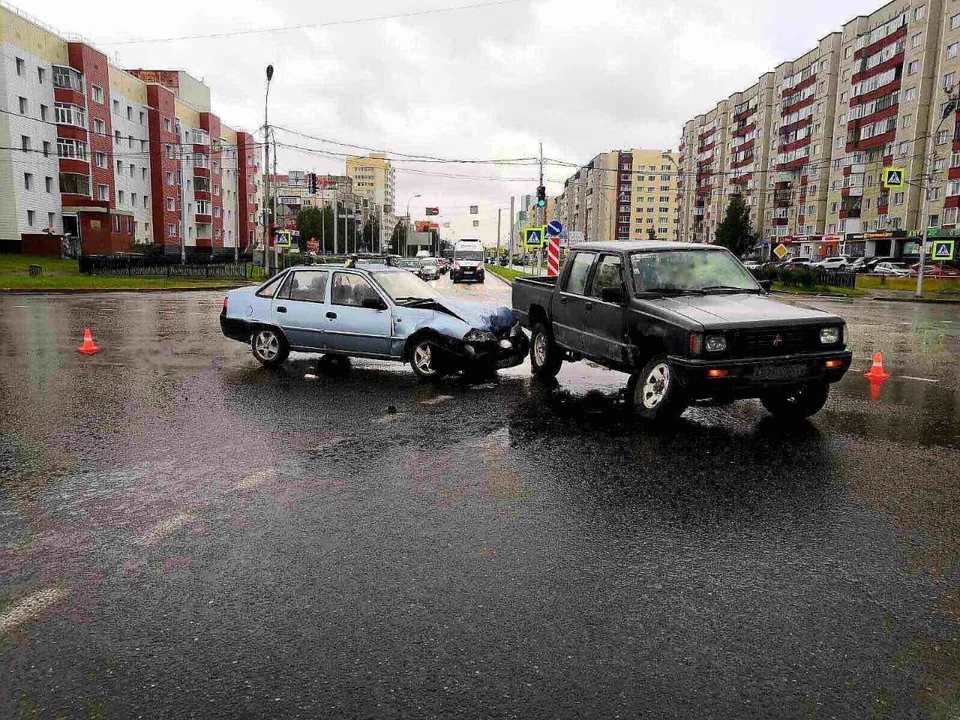 В аварии на перекрестке в Сургуте пострадали два человека Фото: ГИБДД России