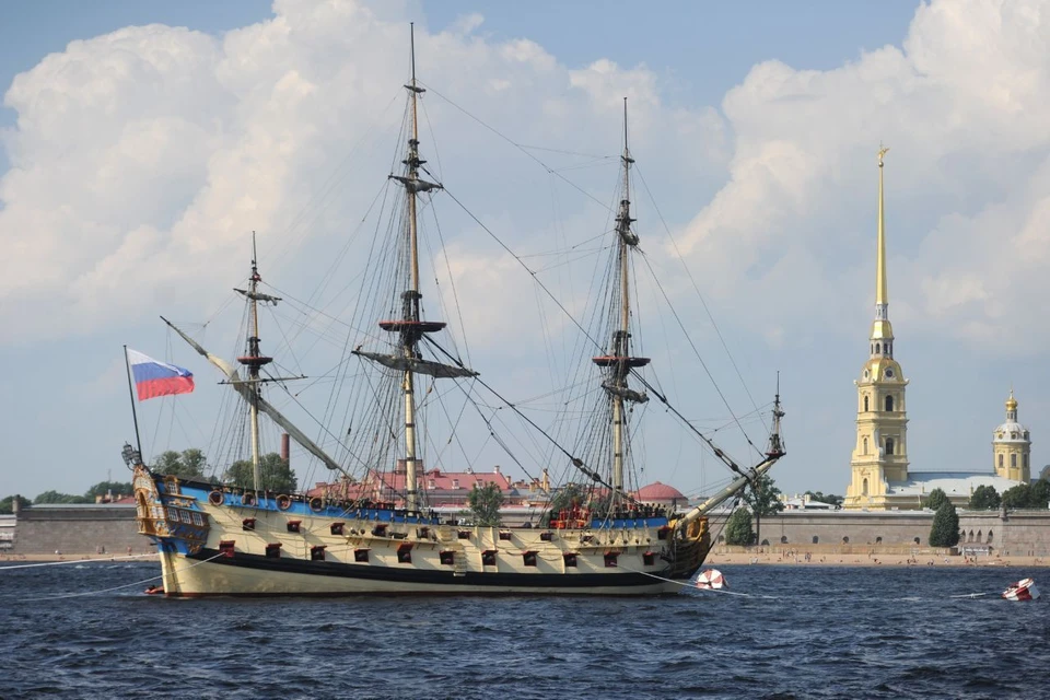 Парусник "Полтава" пришвартовался в акватории Невы в ожидании парада ко Дню ВМФ