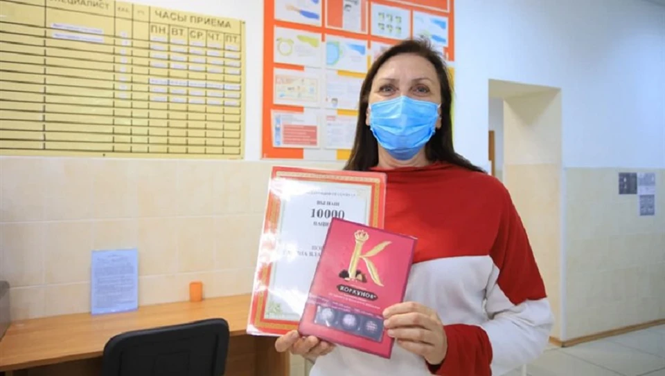 Галина Попова, жительница Томска, оказалась 10-тысячной пациенткой центра вакцинации при МСЧ-2. Фото: телеграм-канал "Область здоровья".