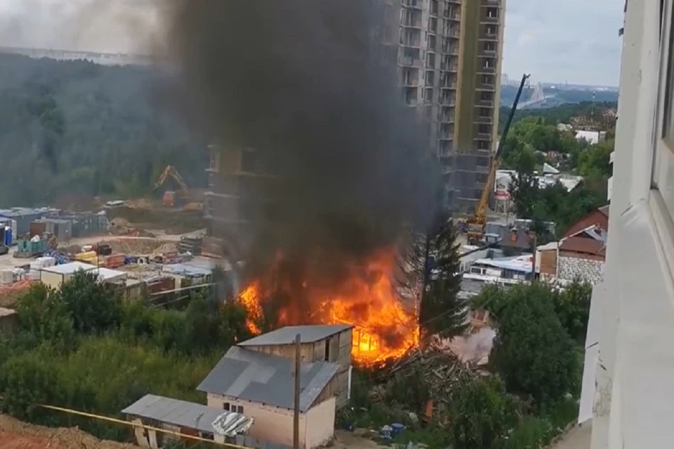 В любой момент огонь мог перекинуться на газовую трубу. Фото: стоп-кадр.