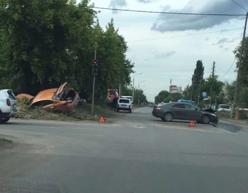 После ДТП машина чуть не въехала в дом.