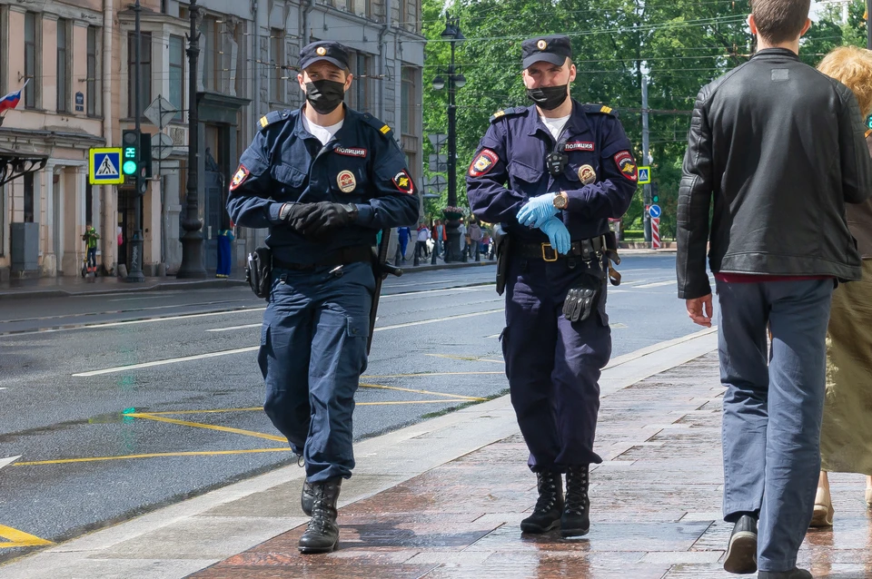 Полиция Петербурга провела масштабный рейд в Выборгском районе.