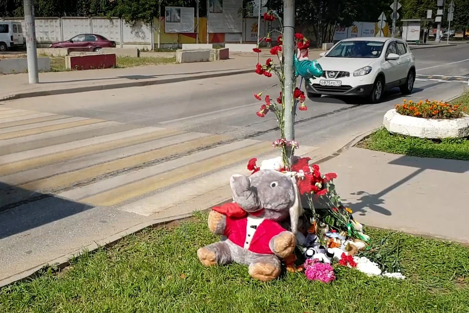 Сейчас на месте аварии появился стихийный мемориал — москвичи несут на улицу Авиаторов цветы и игрушки